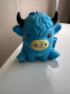 Squeeezy Highland Cow